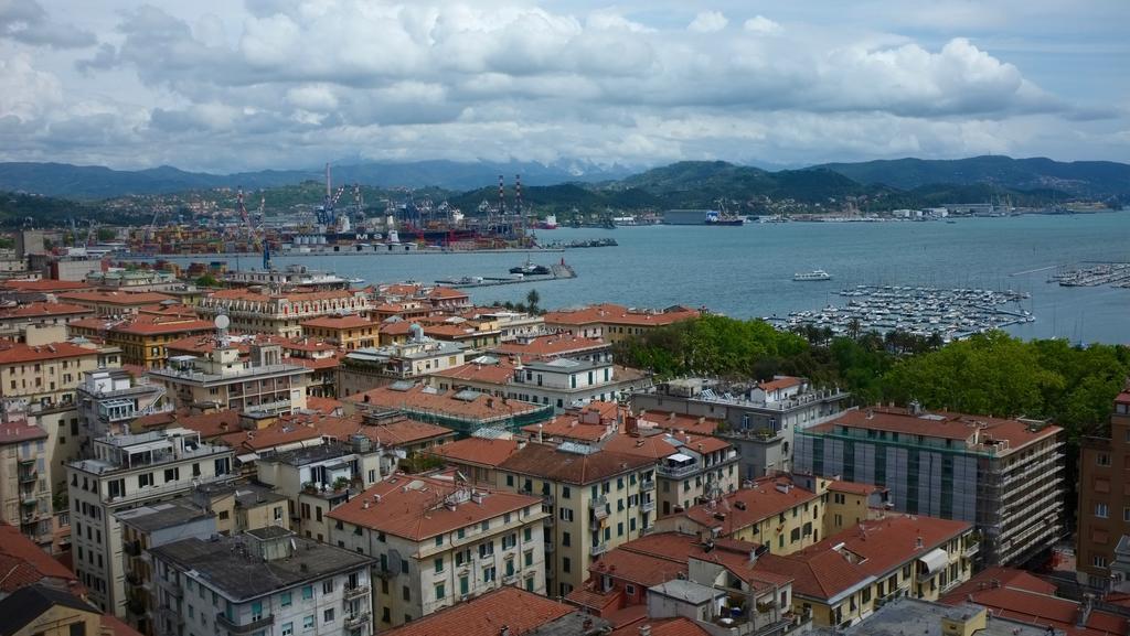 Guesthouse Il Grattacielo Sul Golfo Специя Екстериор снимка